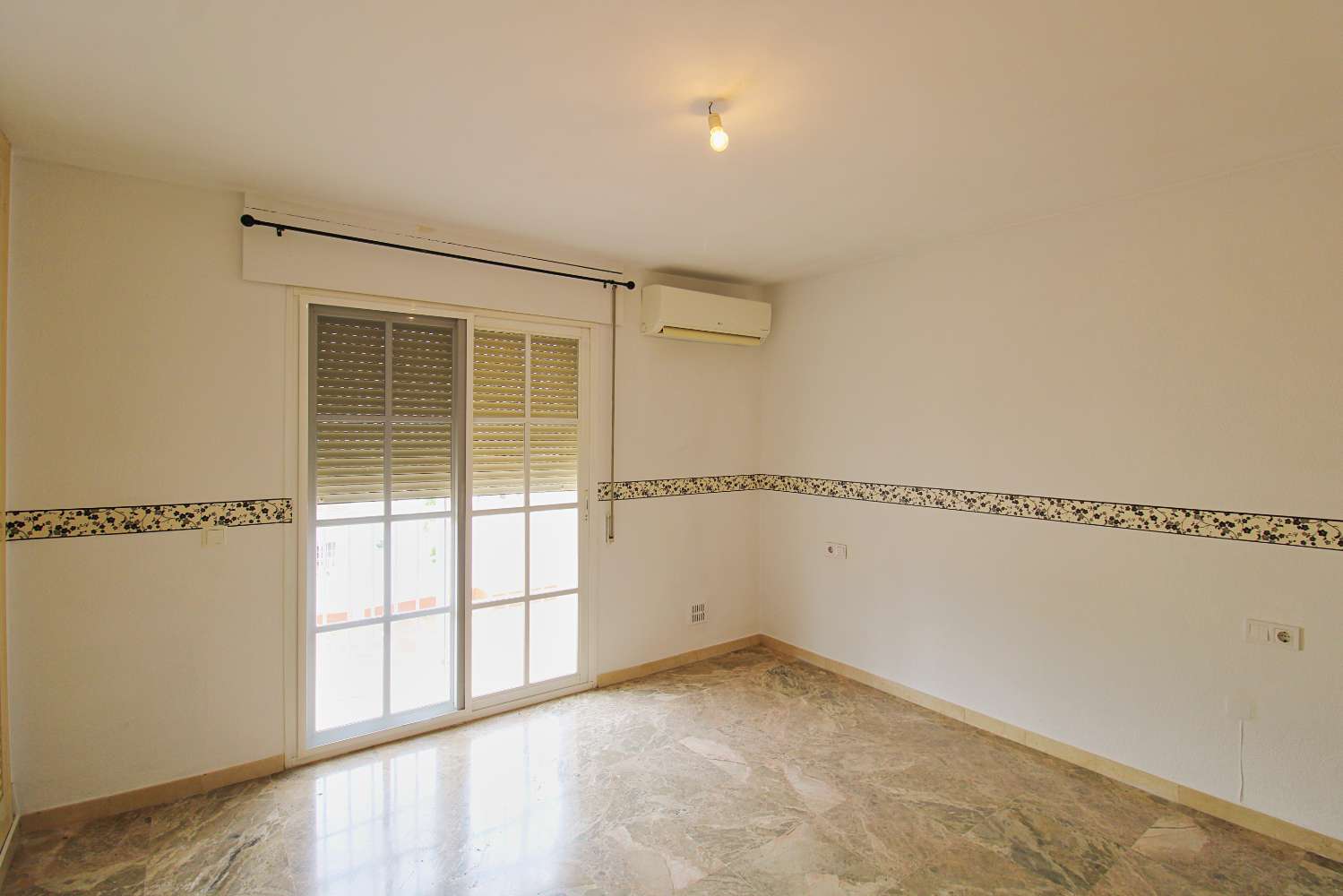 Amplio adosado de esquina en Alquiler con gran jardín en Capellanía – Alhaurín de la Torre