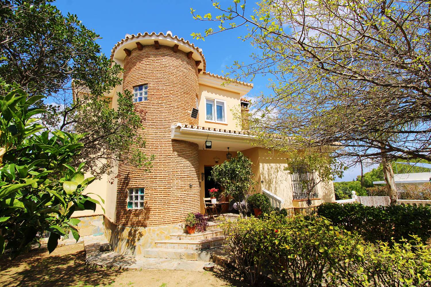 Espectacular Villa en Pinos de Alhaurín con Piscina, Gran Parcela y Sótano de Gran Potencial