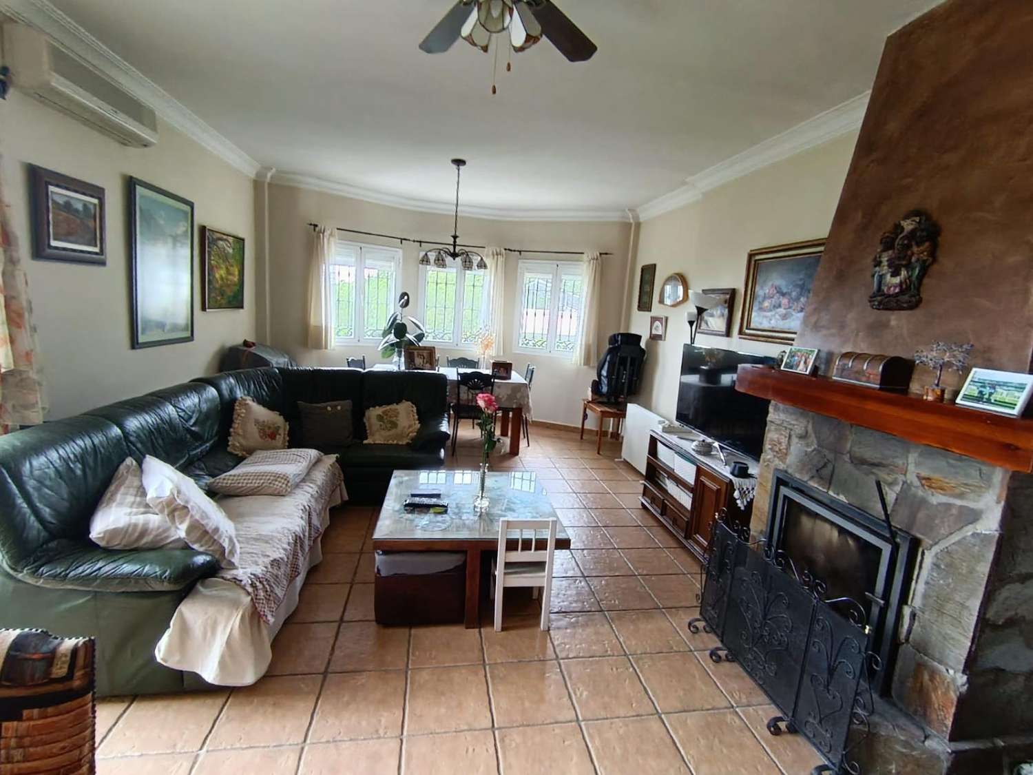 Espectacular Villa en Pinos de Alhaurín con Piscina, Gran Parcela y Sótano de Gran Potencial