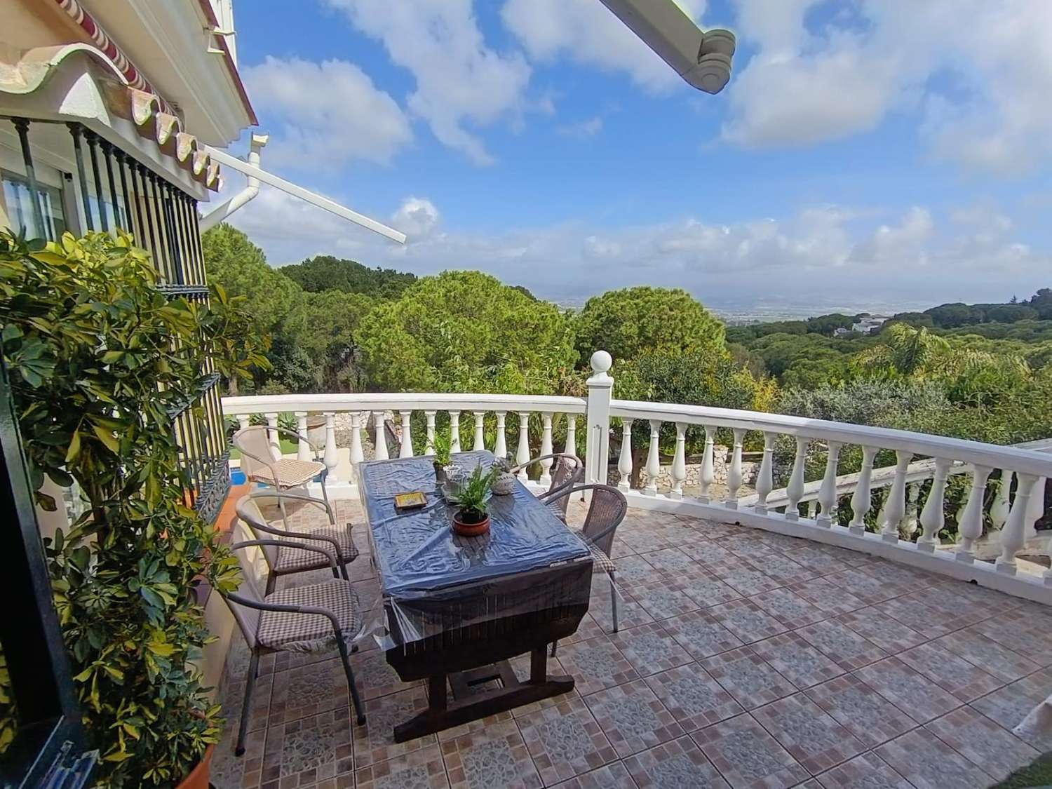 Espectacular Villa en Pinos de Alhaurín con Piscina, Gran Parcela y Sótano de Gran Potencial
