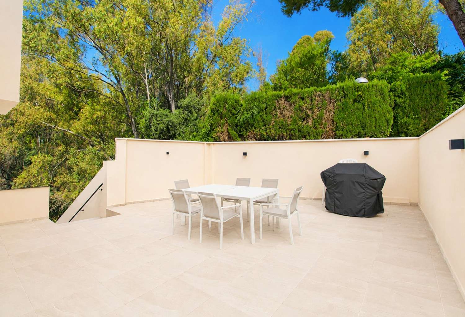 Villa reformada con piscina en ladera en el Cerrado de Calderón