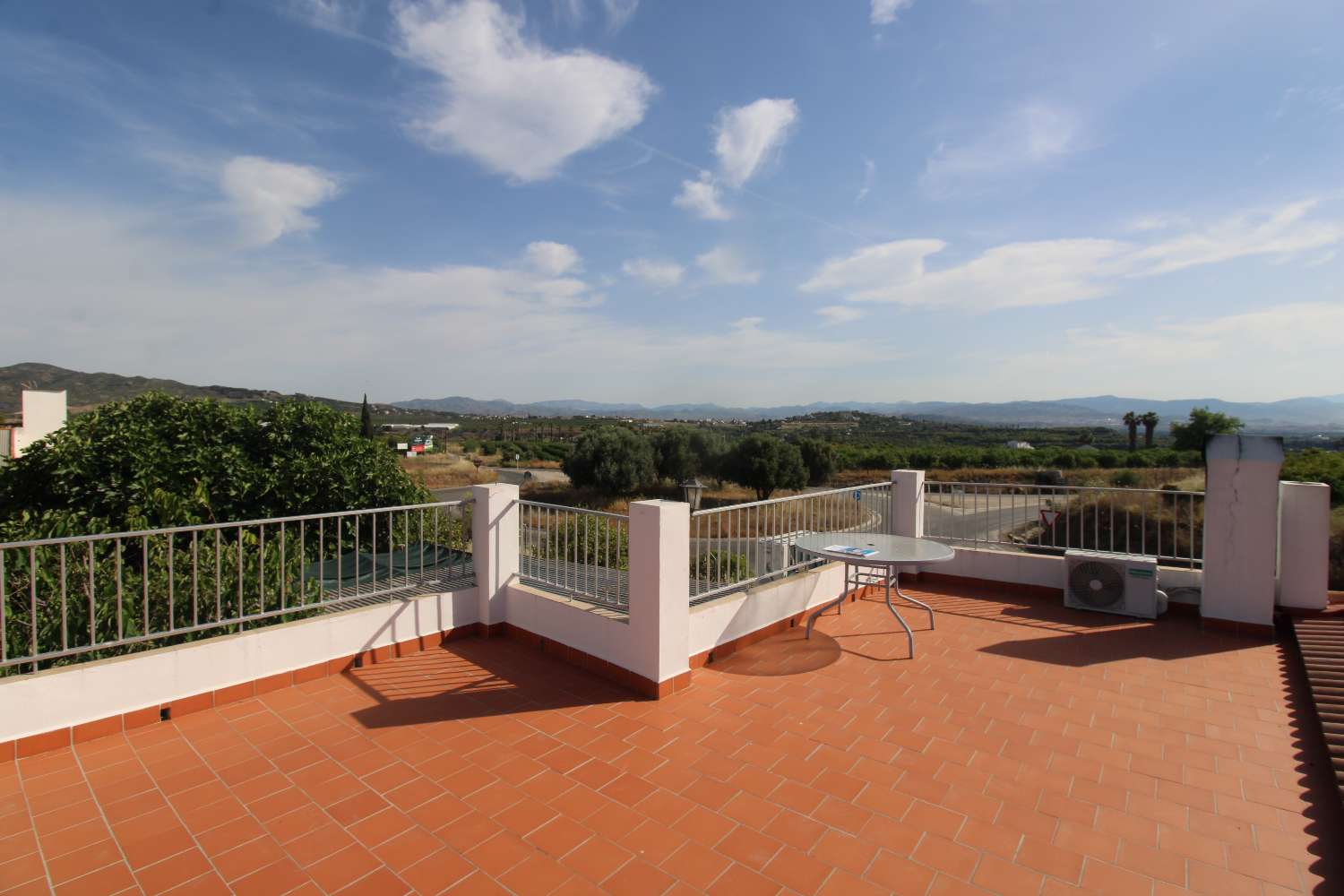 Encantadora casa de campo en alquiler en Alhaurín de la Torre con patio, terraza y barbacoa