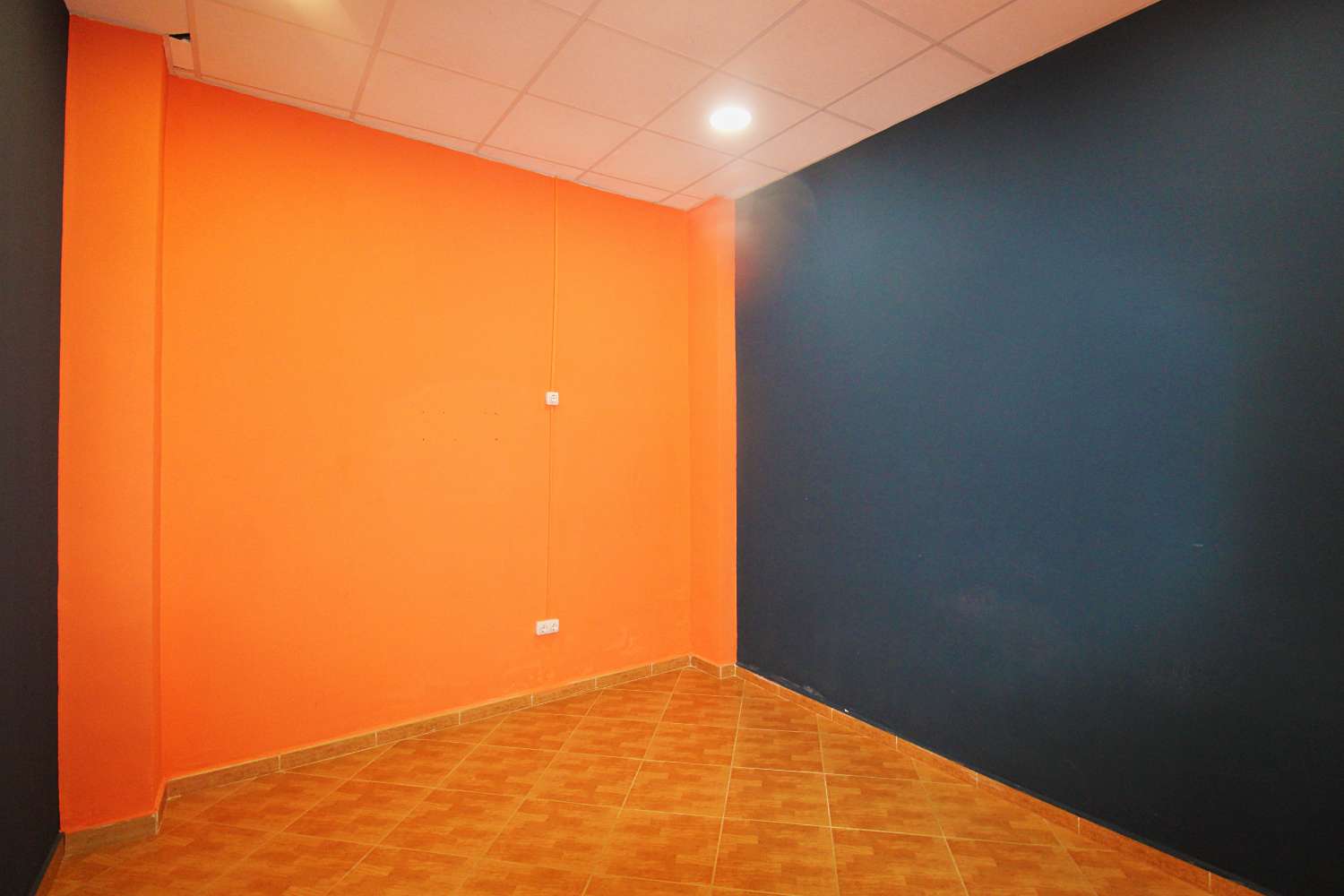 Local comercial en alquiler con escaparate y excelentes prestaciones
