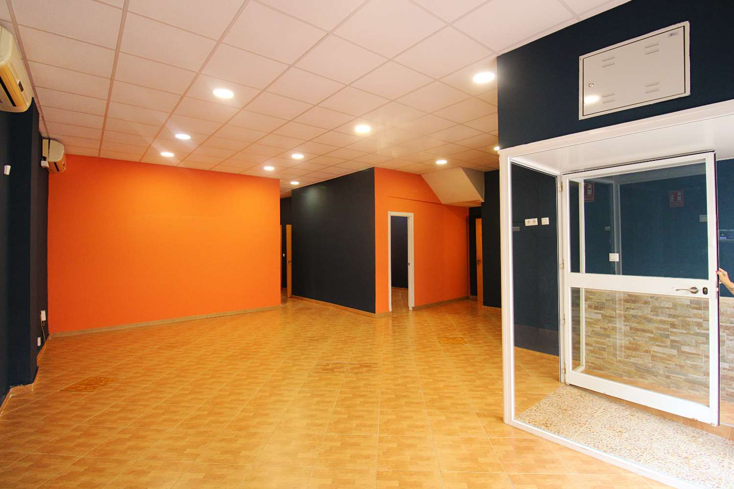 Local comercial en alquiler con escaparate y excelentes prestaciones