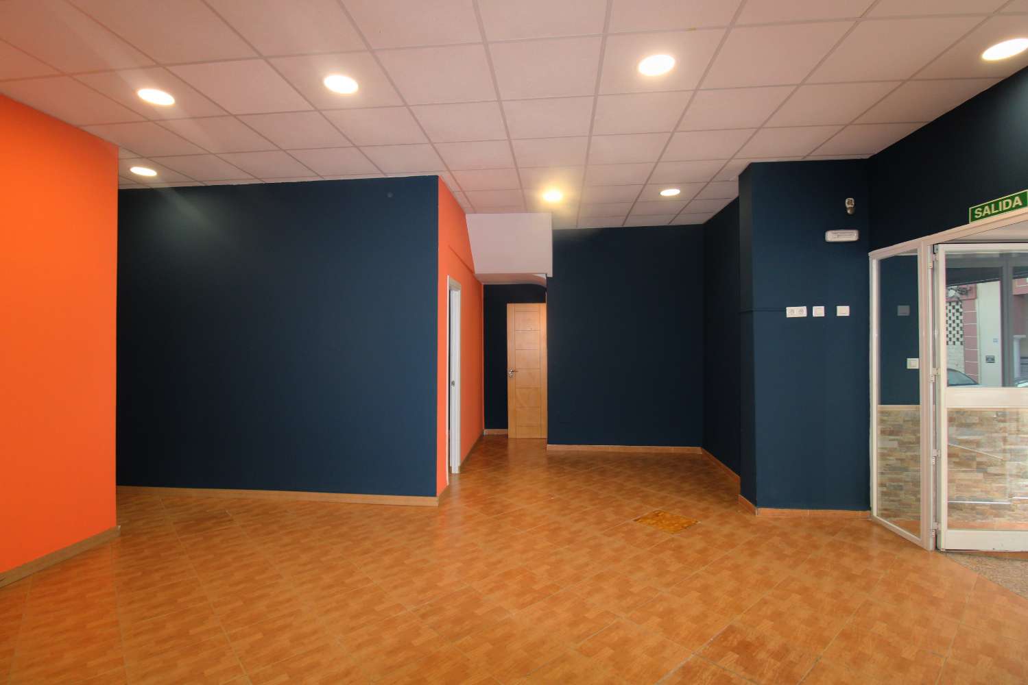 Local comercial en alquiler con escaparate y excelentes prestaciones