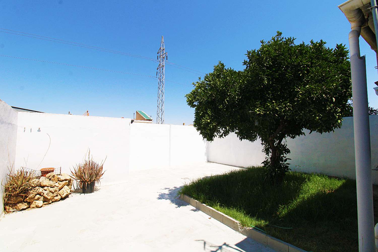 Amplio Apartamento en Planta Baja con Gran Patio en la Barriada El Peñón, Alhaurín de la Torre