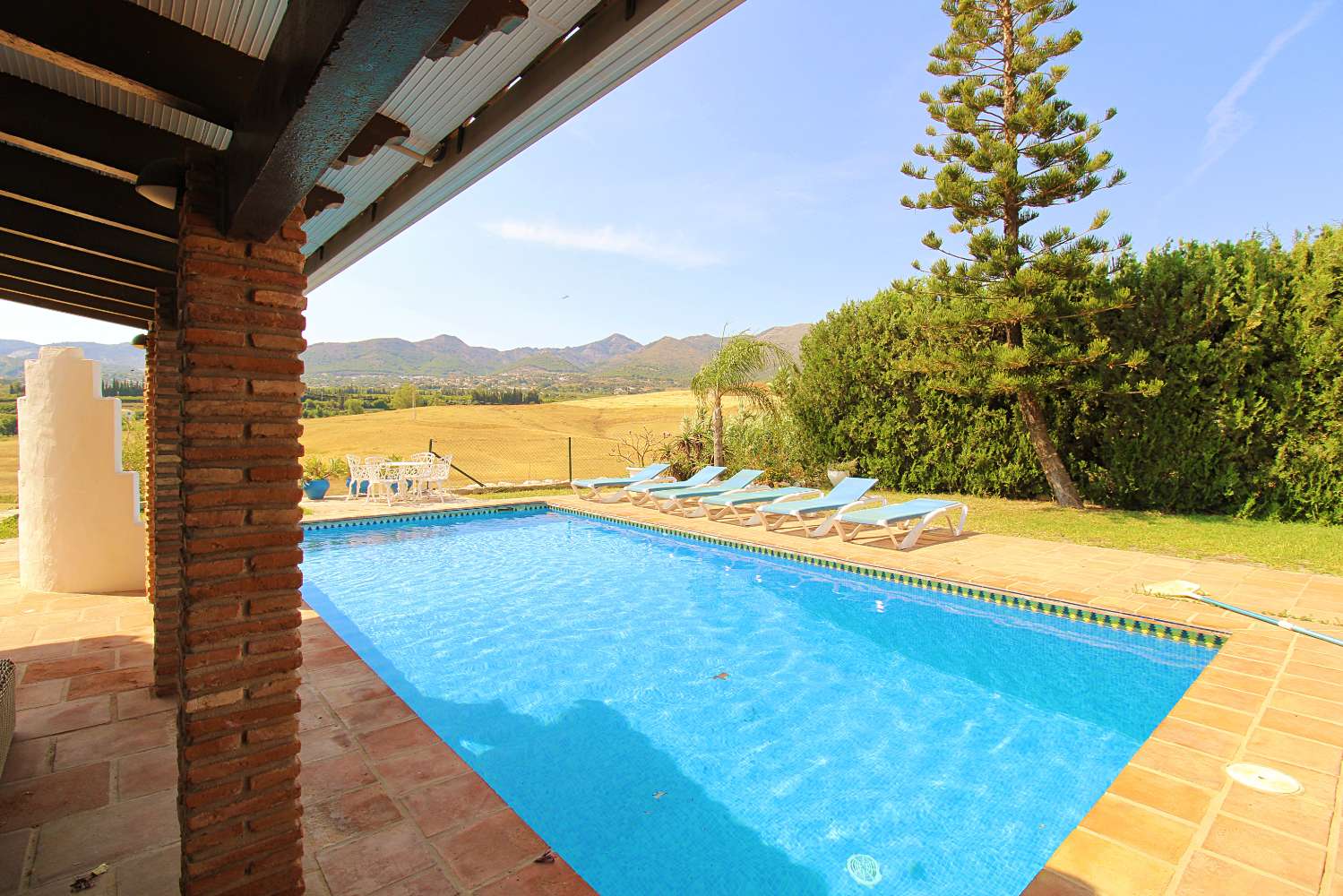Exclusiva Finca de Ensueño en La Alquería – Privacidad, Vistas Panorámicas y Dos Viviendas en una Parcela de 10.000 m²