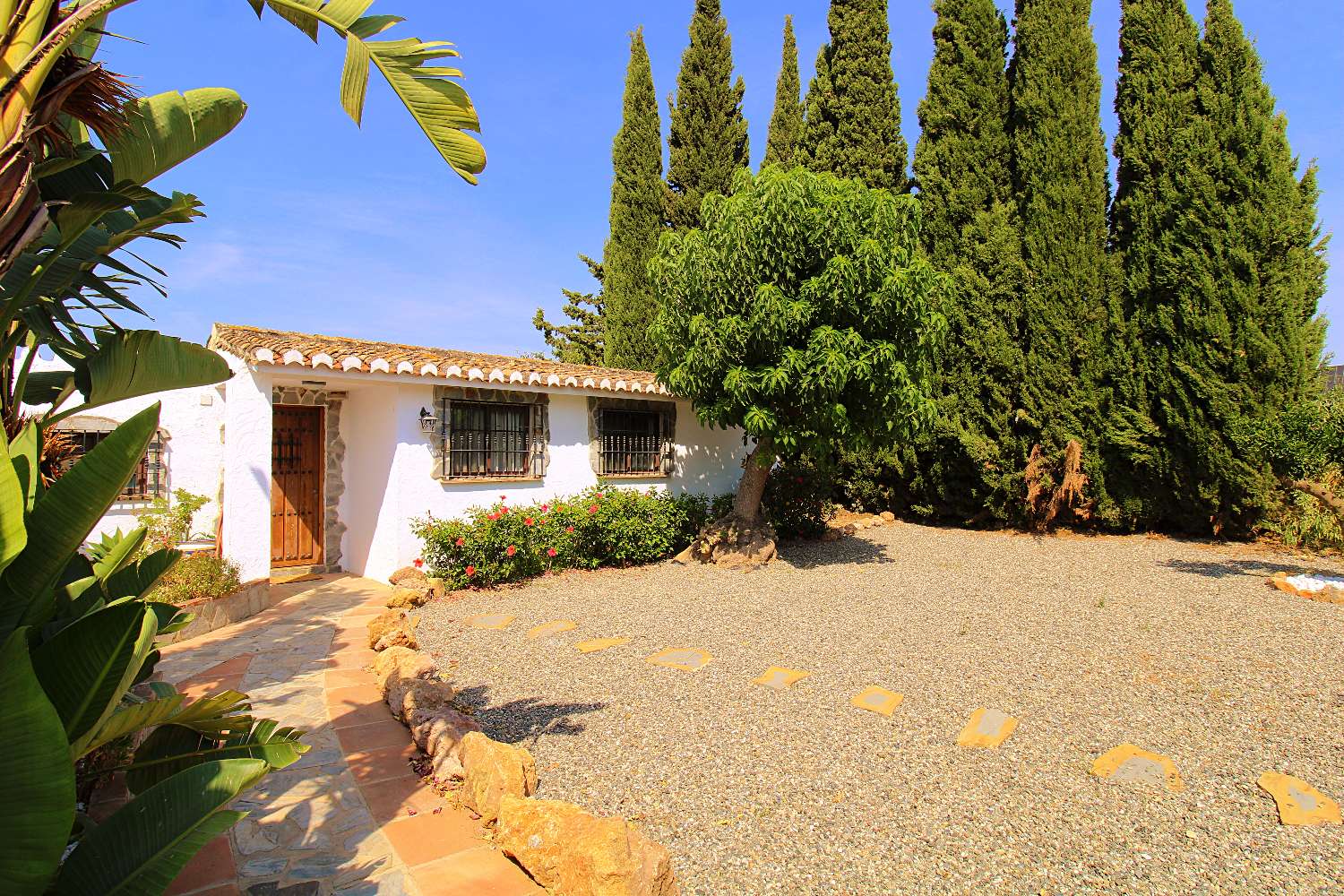 Exclusiva Finca de Ensueño en La Alquería – Privacidad, Vistas Panorámicas y Dos Viviendas en una Parcela de 10.000 m²