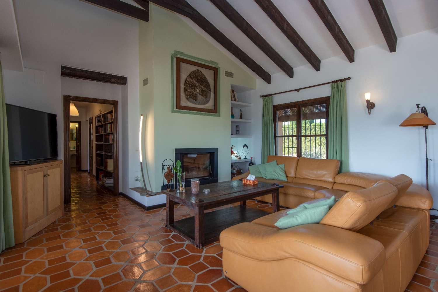 Exclusiva Finca de Ensueño en La Alquería – Privacidad, Vistas Panorámicas y Dos Viviendas en una Parcela de 10.000 m²
