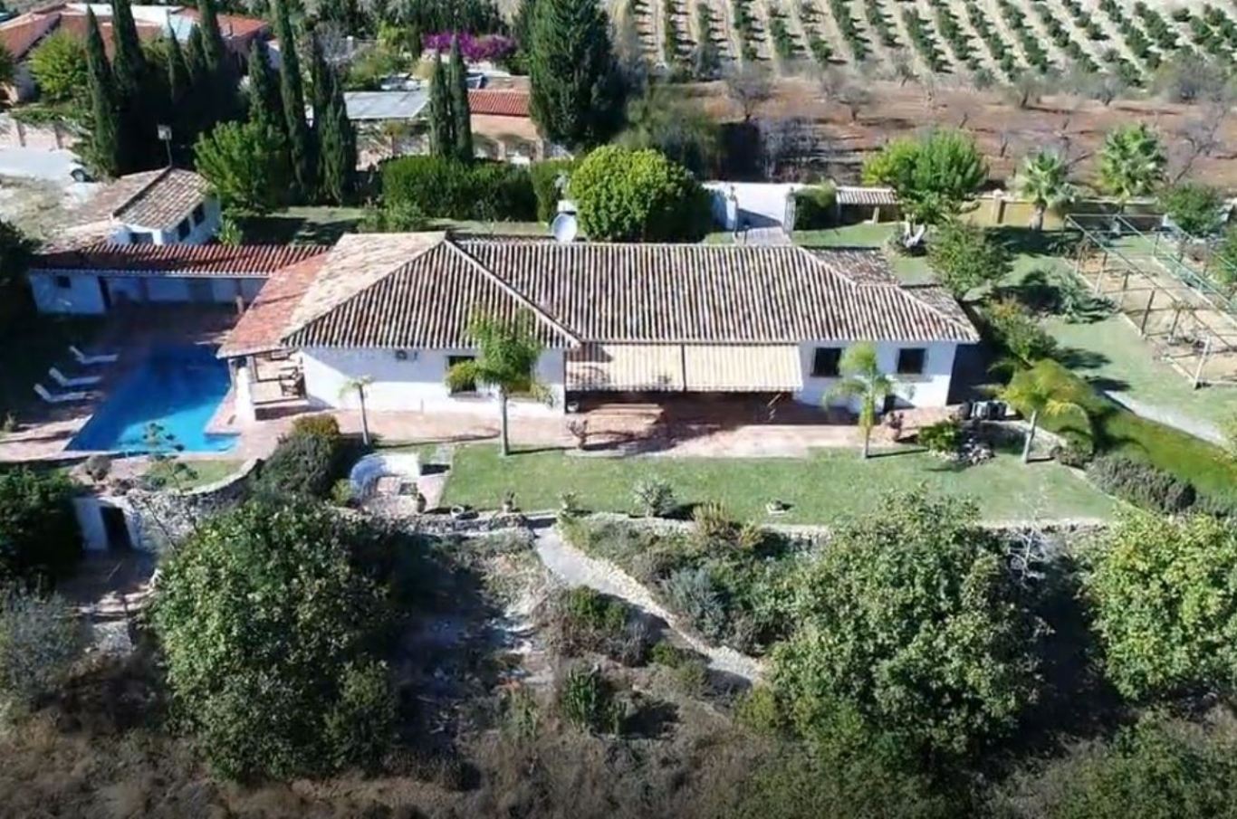 Exclusiva Finca de Ensueño en La Alquería – Privacidad, Vistas Panorámicas y Dos Viviendas en una Parcela de 10.000 m²
