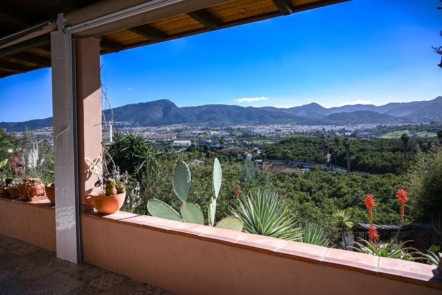 Exclusiva Villa de Diseño con Apartamento de Invitados, Piscina y Jacuzzi en El Lagar de las Pitas, Alhaurín de la Torre