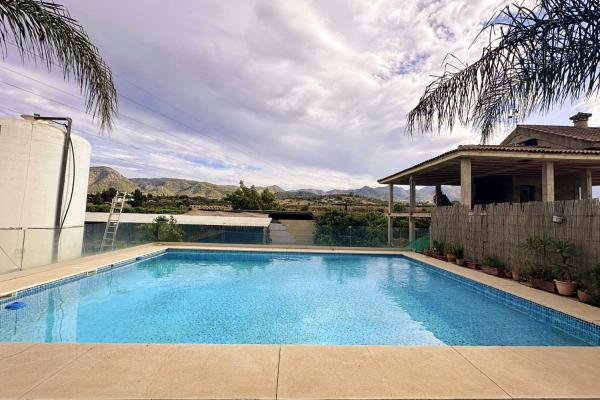 Bungalow en El Lagar de las Pitas con Piscina y Terraza en Alquiler