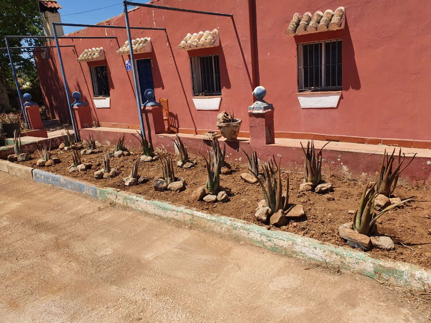 FINCA RÚSTICA CON AFO, CUATRO VIVIENDAS, NAVE Y PISCINA – GRAN OPORTUNIDAD DE INVERSIÓN