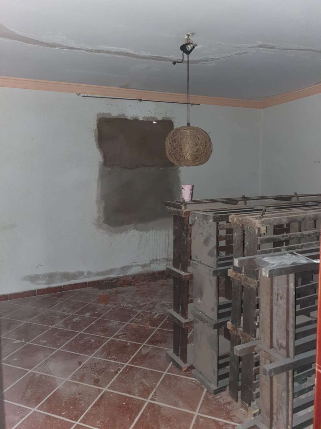 FINCA RÚSTICA CON AFO, CUATRO VIVIENDAS, NAVE Y PISCINA – GRAN OPORTUNIDAD DE INVERSIÓN
