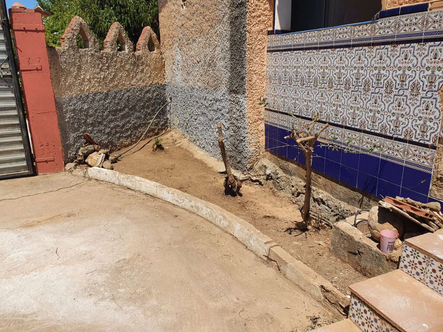 FINCA RÚSTICA CON AFO, CUATRO VIVIENDAS, NAVE Y PISCINA – GRAN OPORTUNIDAD DE INVERSIÓN