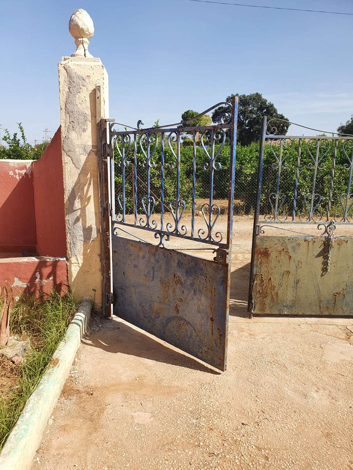 FINCA RÚSTICA CON AFO, CUATRO VIVIENDAS, NAVE Y PISCINA – GRAN OPORTUNIDAD DE INVERSIÓN