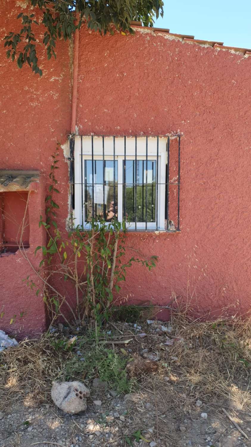 FINCA RÚSTICA CON AFO, CUATRO VIVIENDAS, NAVE Y PISCINA – GRAN OPORTUNIDAD DE INVERSIÓN