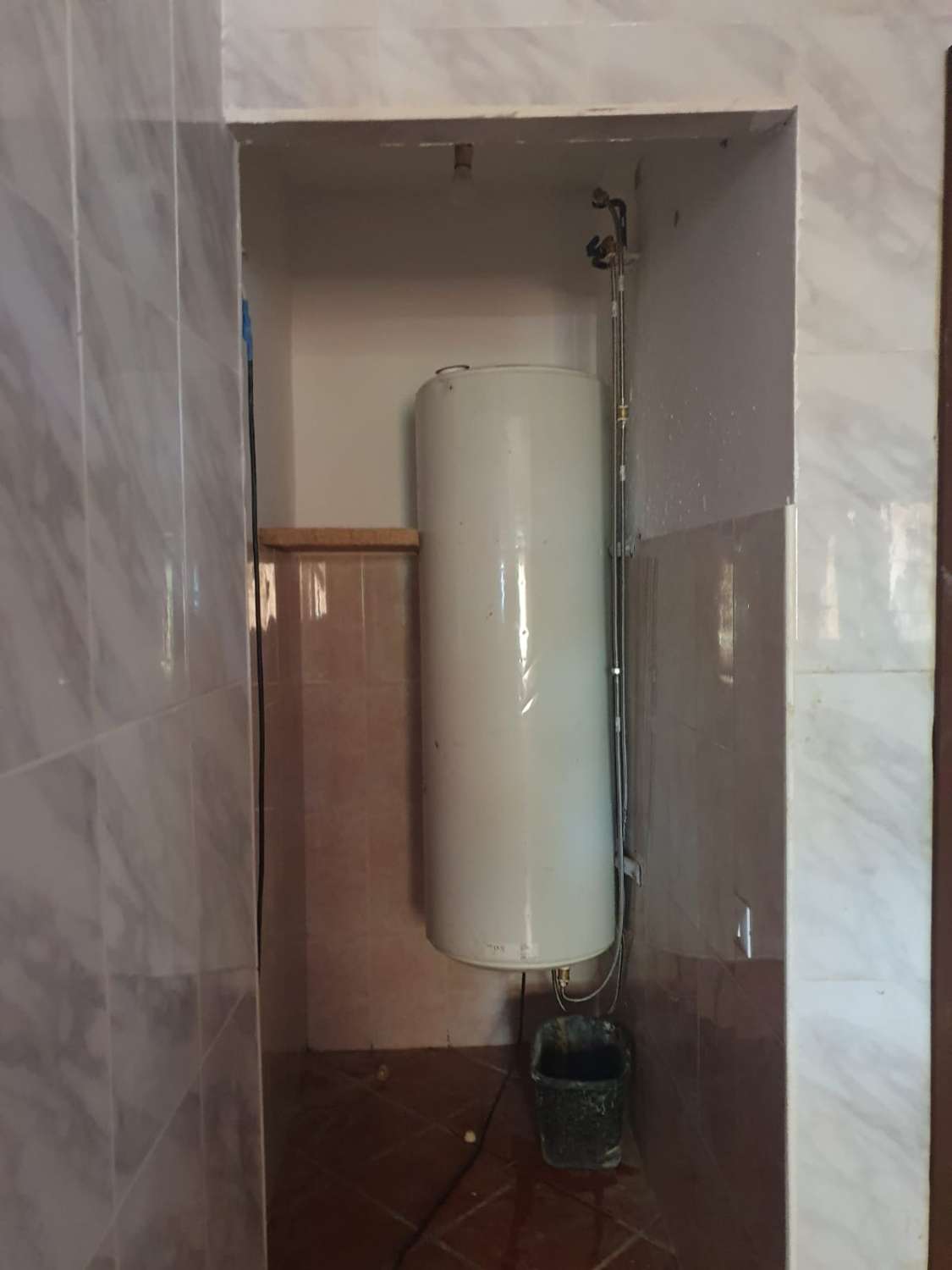FINCA RÚSTICA CON AFO, CUATRO VIVIENDAS, NAVE Y PISCINA – GRAN OPORTUNIDAD DE INVERSIÓN