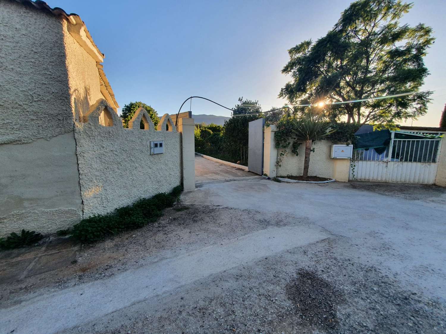 FINCA RÚSTICA CON AFO, CUATRO VIVIENDAS, NAVE Y PISCINA – GRAN OPORTUNIDAD DE INVERSIÓN
