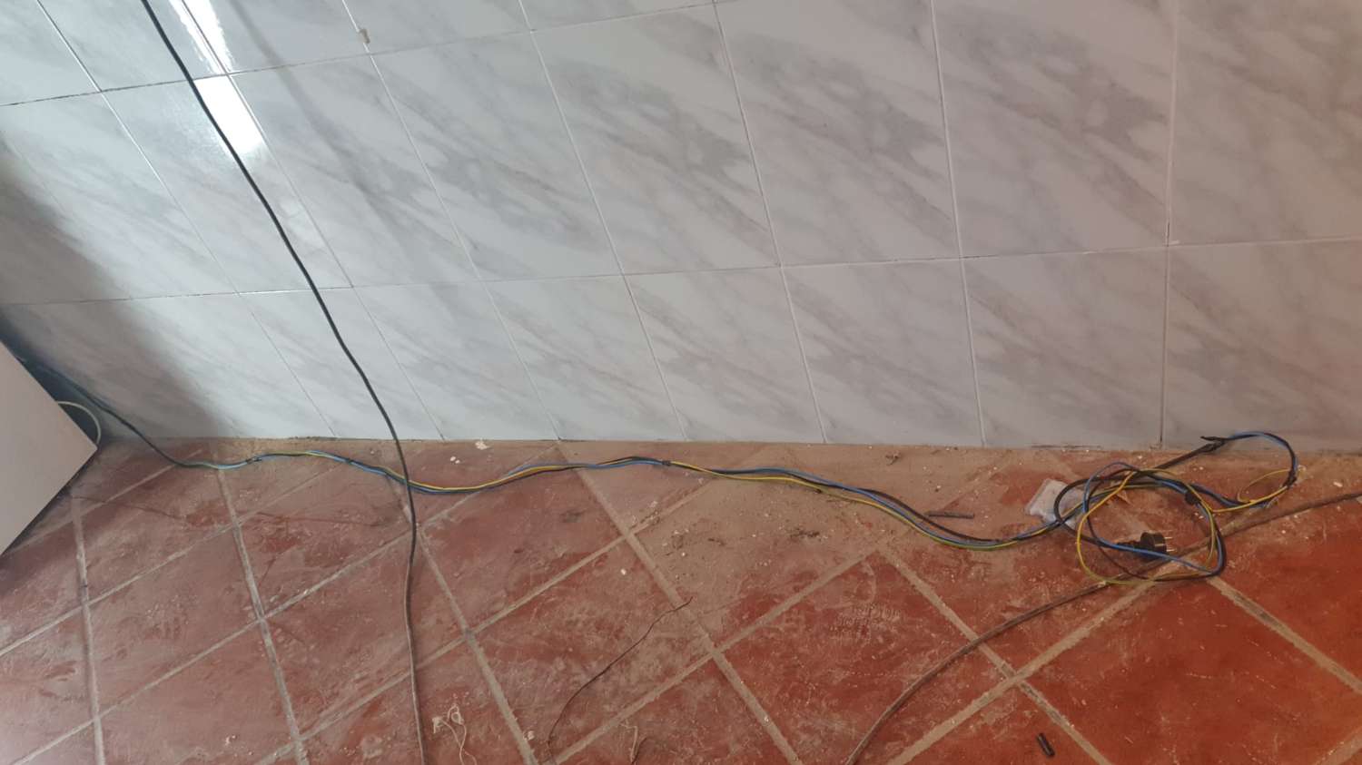 FINCA RÚSTICA CON AFO, CUATRO VIVIENDAS, NAVE Y PISCINA – GRAN OPORTUNIDAD DE INVERSIÓN