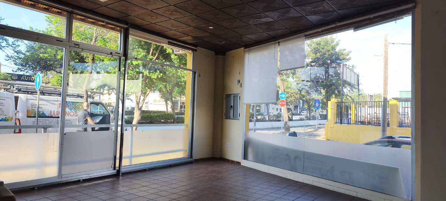 LOCAL COMERCIAL EN ALQUILER EN CHURRIANA – 132 m², ESQUINA Y GRAN VISIBILIDAD