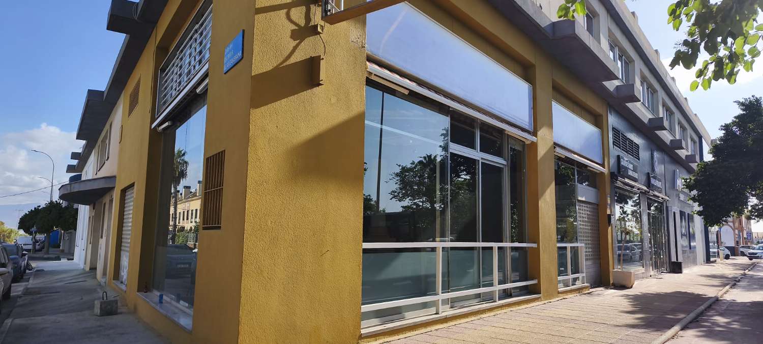 LOCAL COMERCIAL EN ALQUILER EN CHURRIANA – 132 m², ESQUINA Y GRAN VISIBILIDAD