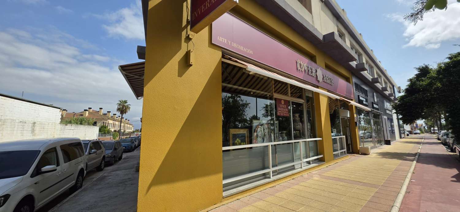 LOCAL COMERCIAL EN ALQUILER EN CHURRIANA – 132 m², ESQUINA Y GRAN VISIBILIDAD