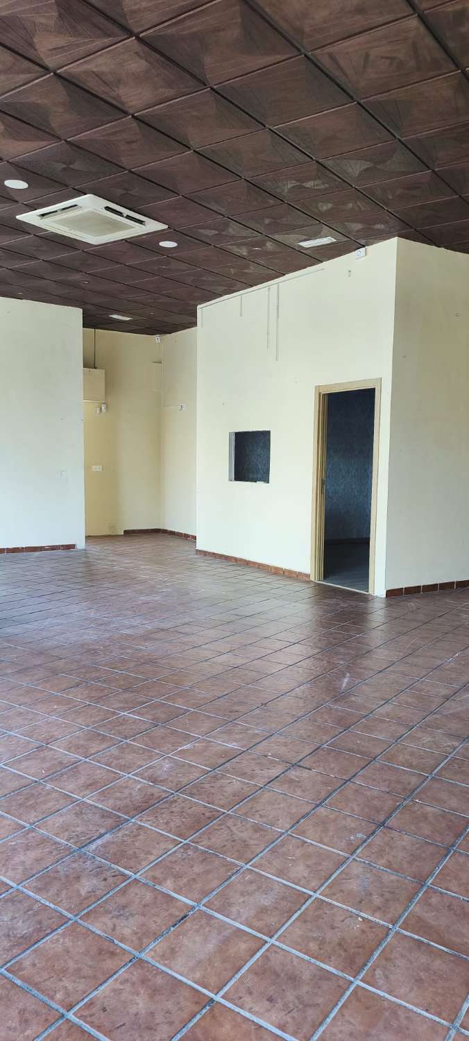 LOCAL COMERCIAL EN ALQUILER EN CHURRIANA – 132 m², ESQUINA Y GRAN VISIBILIDAD