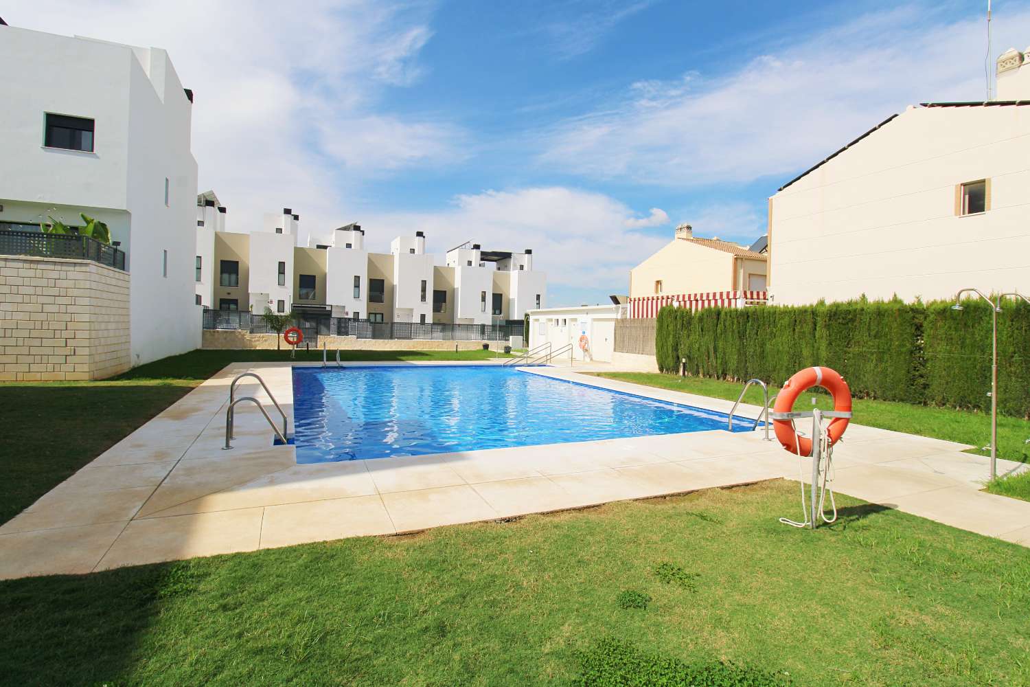 AMPLIO ADOSADO CON PATIO, PISCINA COMUNITARIA Y SEMISÓTANO EN SANTA CLARA