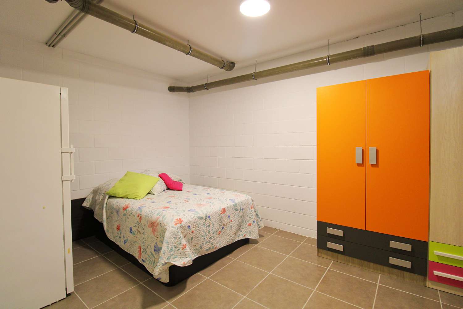 AMPLIO ADOSADO CON PATIO, PISCINA COMUNITARIA Y SEMISÓTANO EN SANTA CLARA