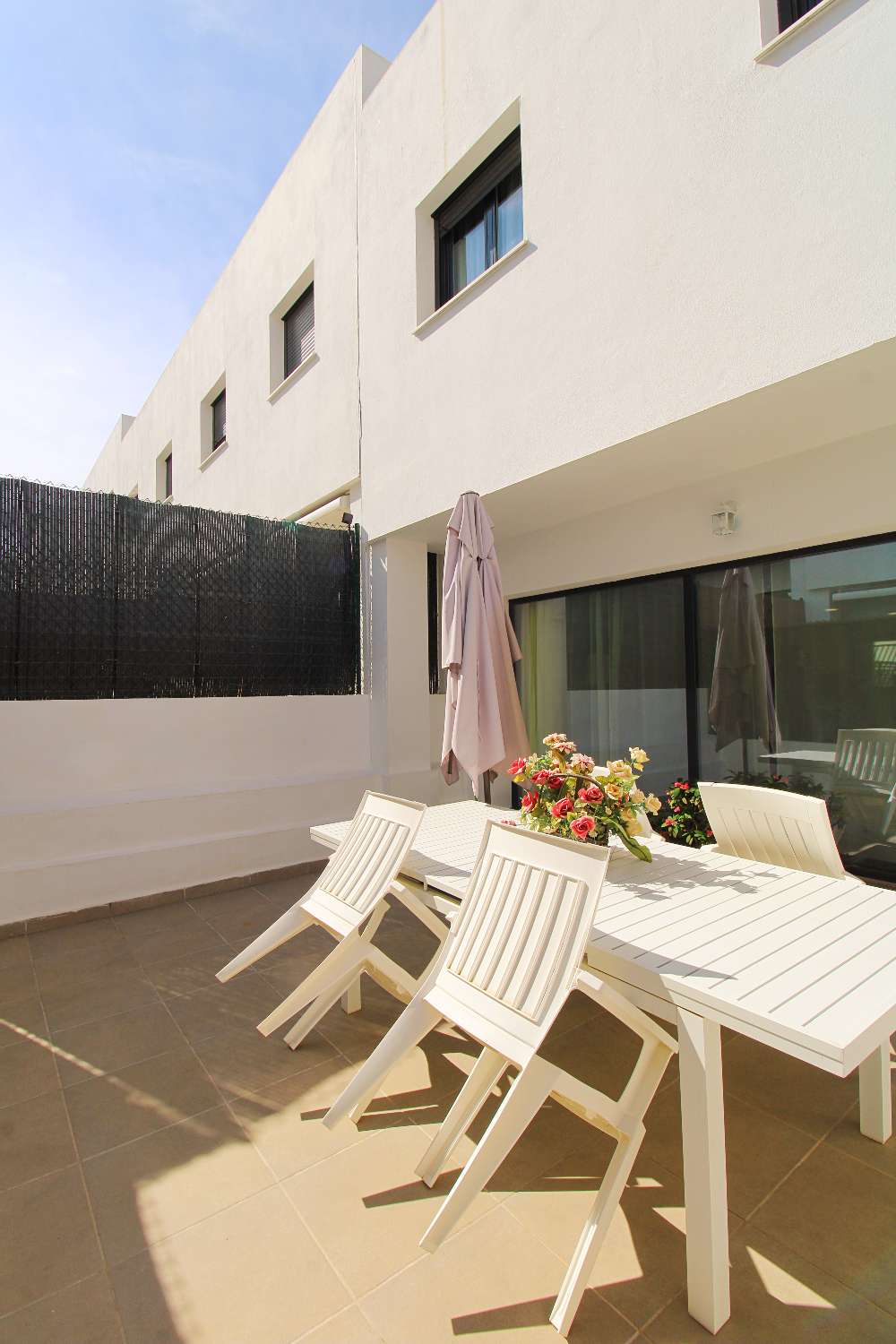 AMPLIO ADOSADO CON PATIO, PISCINA COMUNITARIA Y SEMISÓTANO EN SANTA CLARA