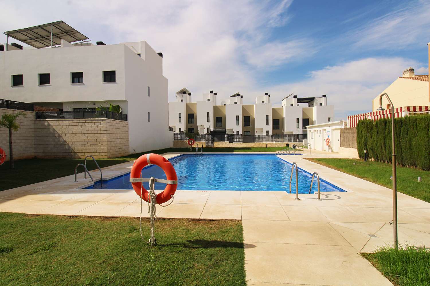 AMPLIO ADOSADO CON PATIO, PISCINA COMUNITARIA Y SEMISÓTANO EN SANTA CLARA