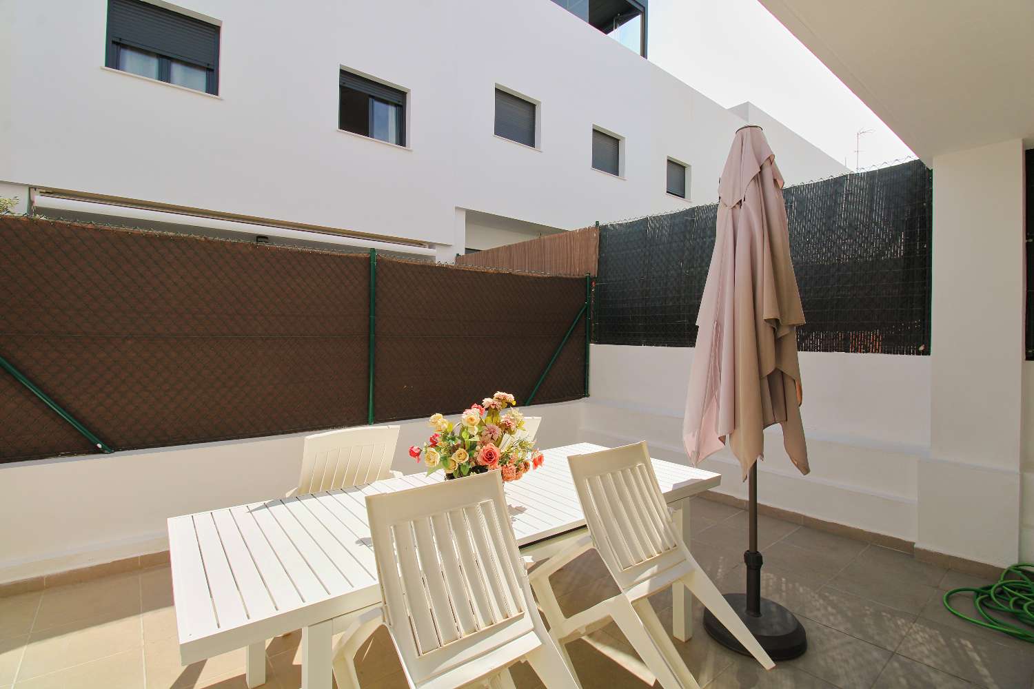 AMPLIO ADOSADO CON PATIO, PISCINA COMUNITARIA Y SEMISÓTANO EN SANTA CLARA