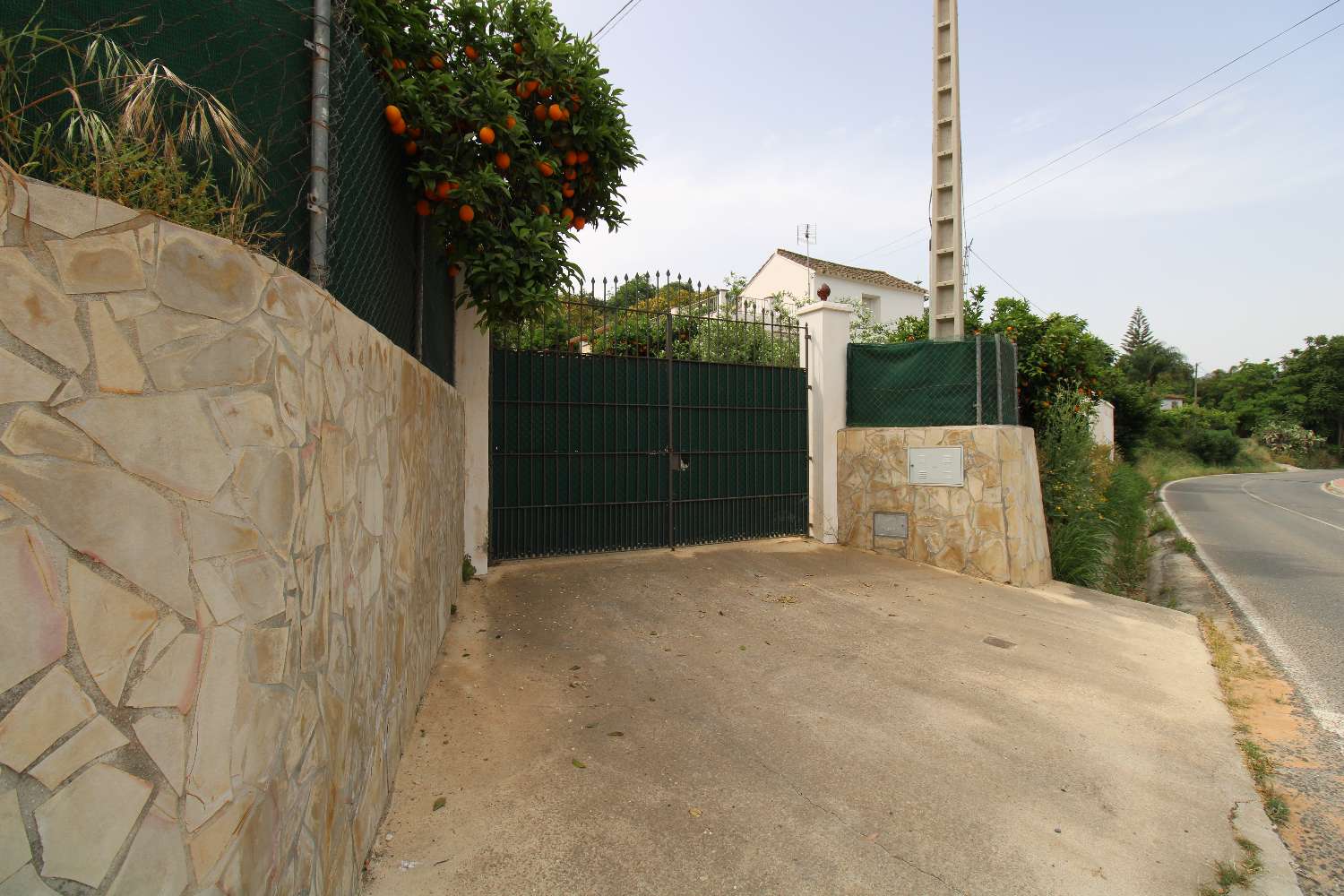 Ferme avec production d'orangers, de noyers et d'avocatiers