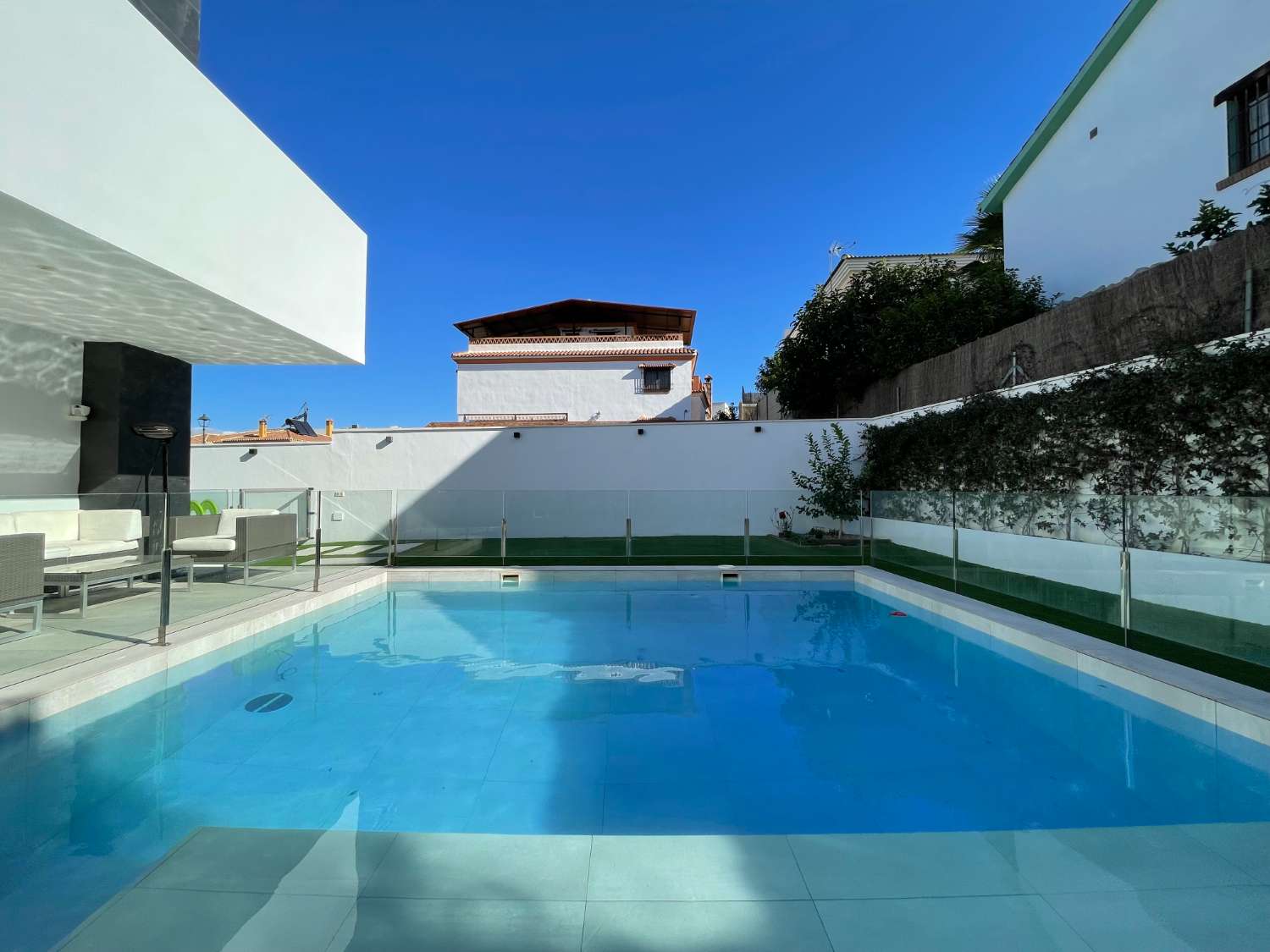 Modern independent villa located in Retamar.