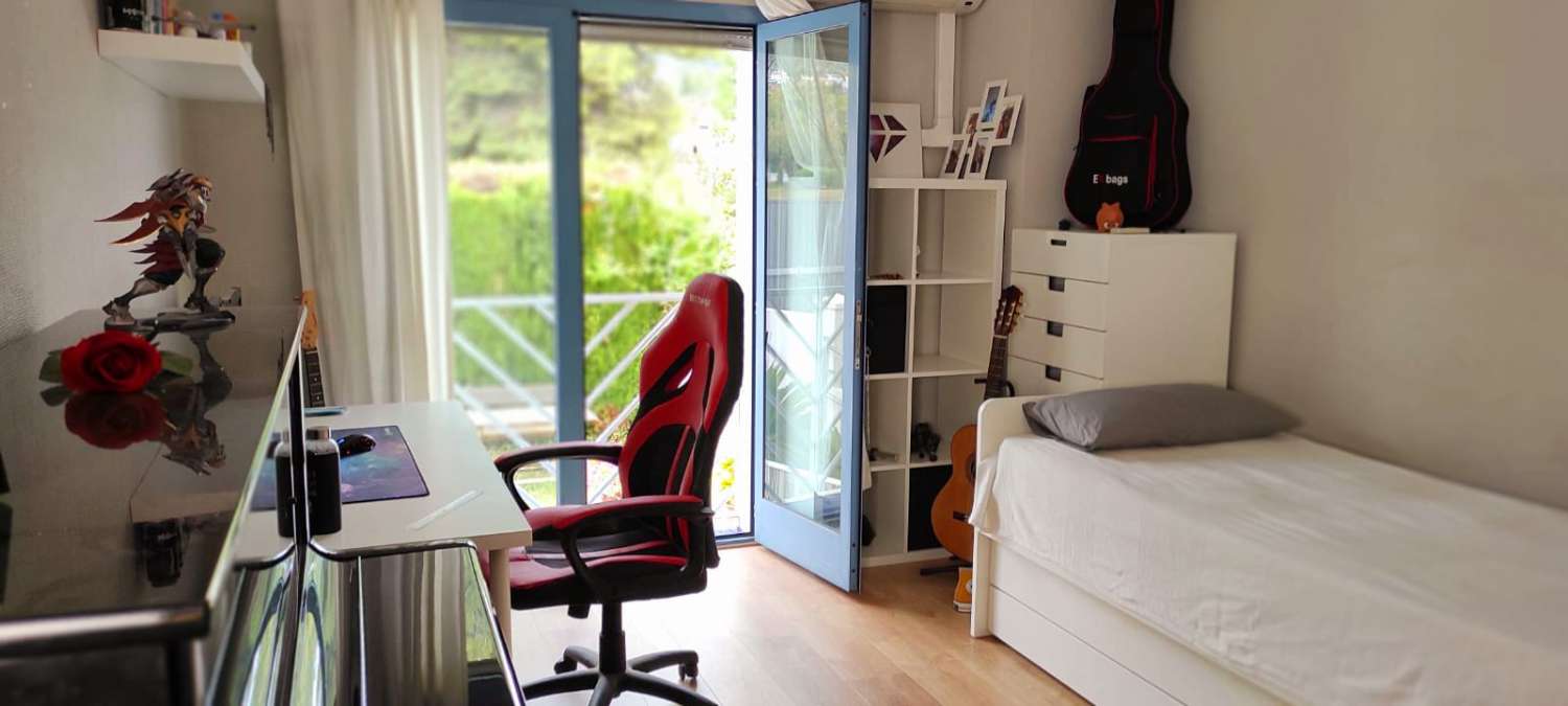Villa con posibilidad de clínica o academia en el semisótano