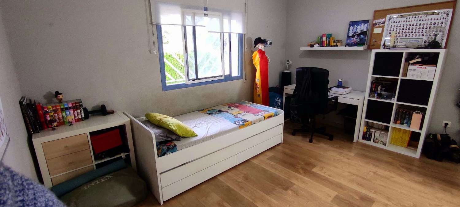 Villa con posibilidad de clínica o academia en el semisótano