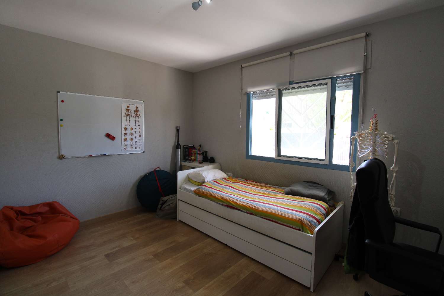 Villa con posibilidad de clínica o academia en el semisótano