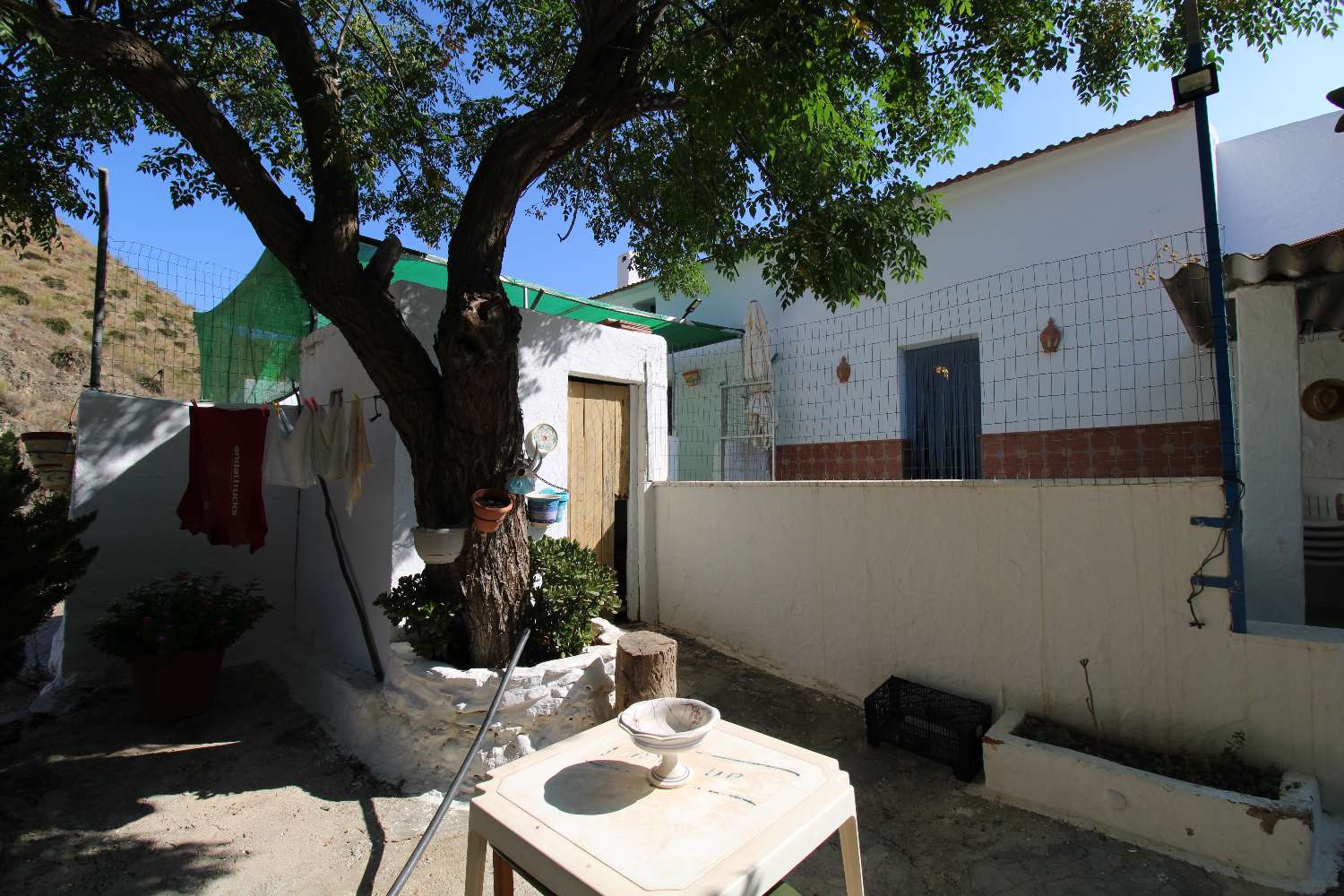 Finca con tres  casas independientes ideal para reformar para turismo rural