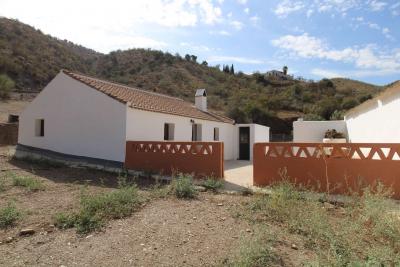 Finca con tres  casas independientes ideal para reformar...
