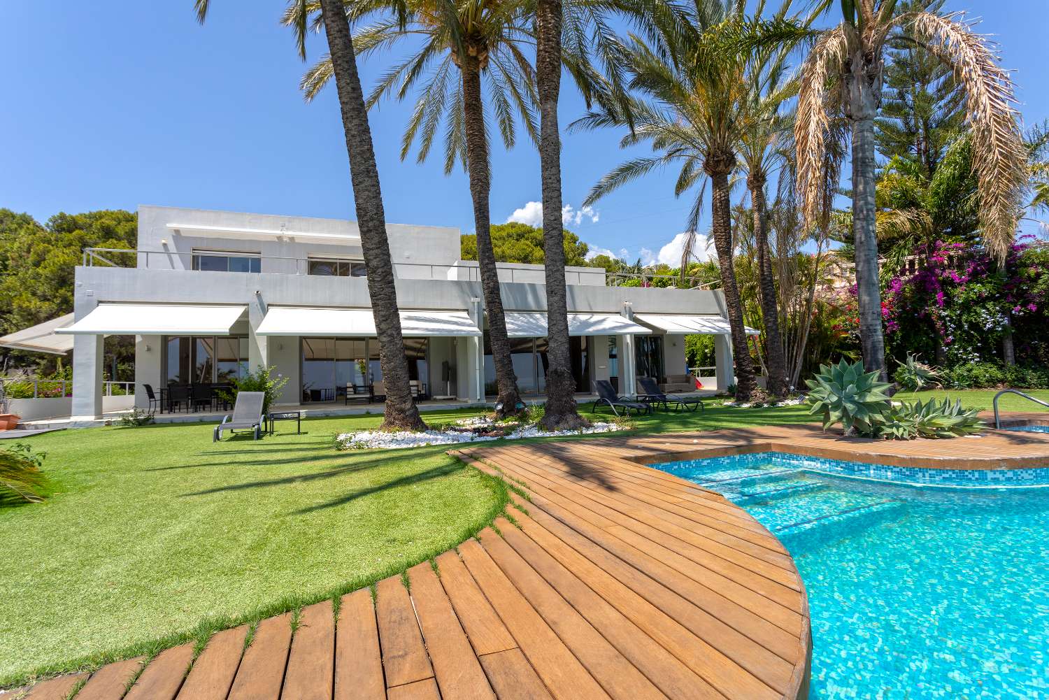 Spectaculaire villa de style contemporain avec vue unique sur la mer