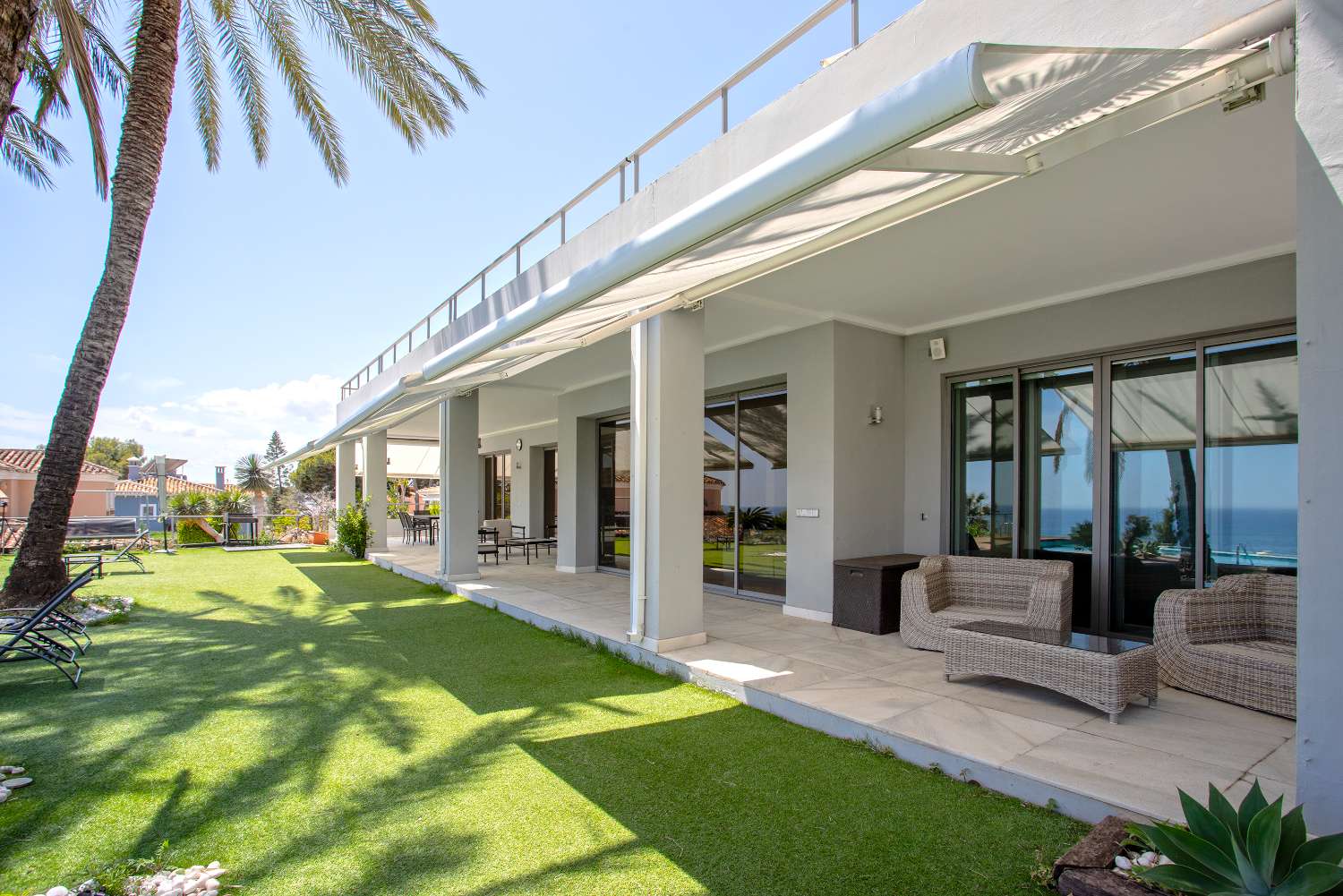 Spectaculaire villa de style contemporain avec vue unique sur la mer