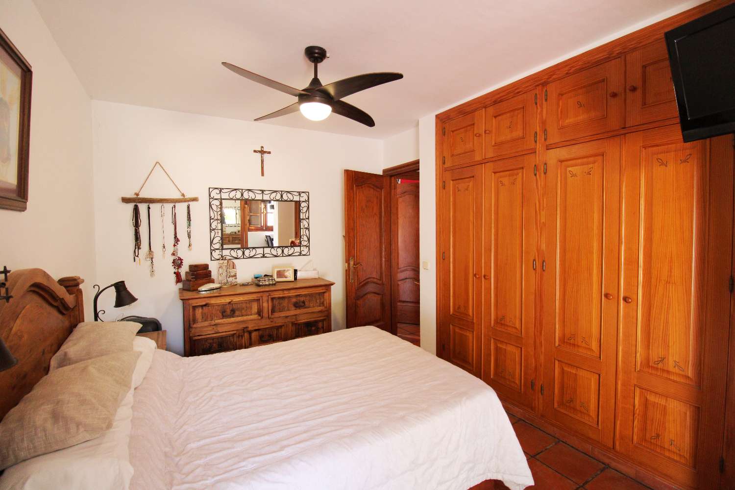Semi-detached house for rent located in Torremolinos.