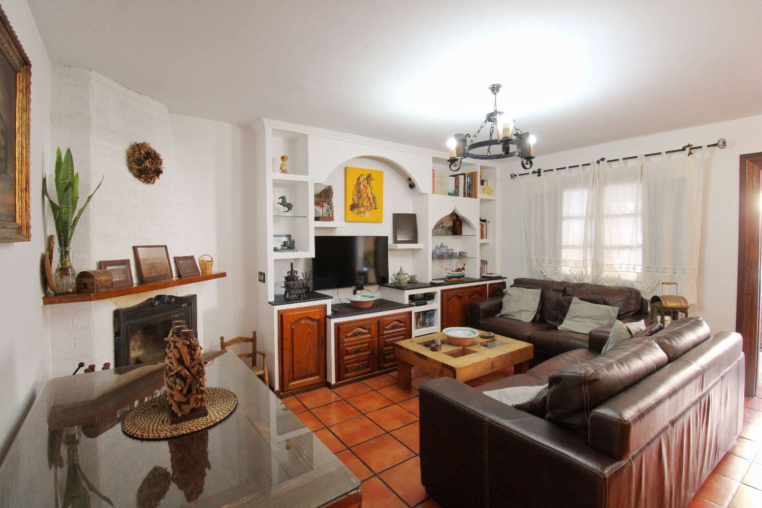 Semi-detached house for rent located in Torremolinos.