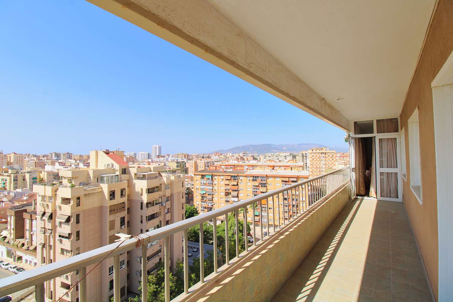 Amplio Piso en Alquiler en el Centro de Málaga con Terraza y Garaje