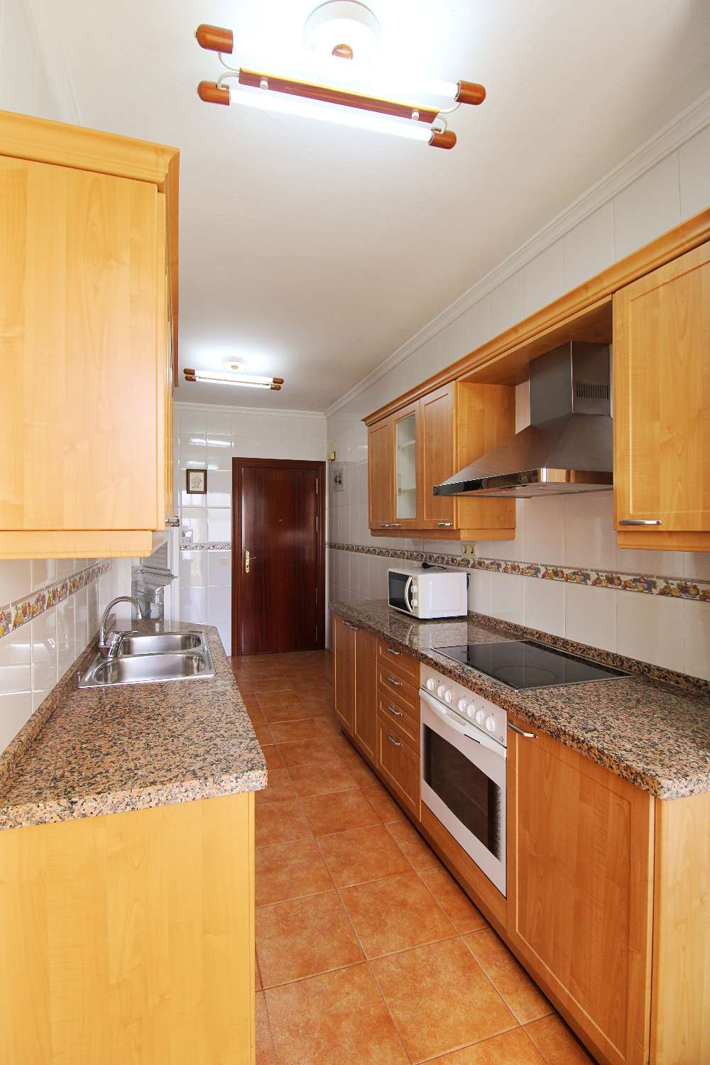 Amplio Piso en Alquiler en el Centro de Málaga con Terraza y Garaje