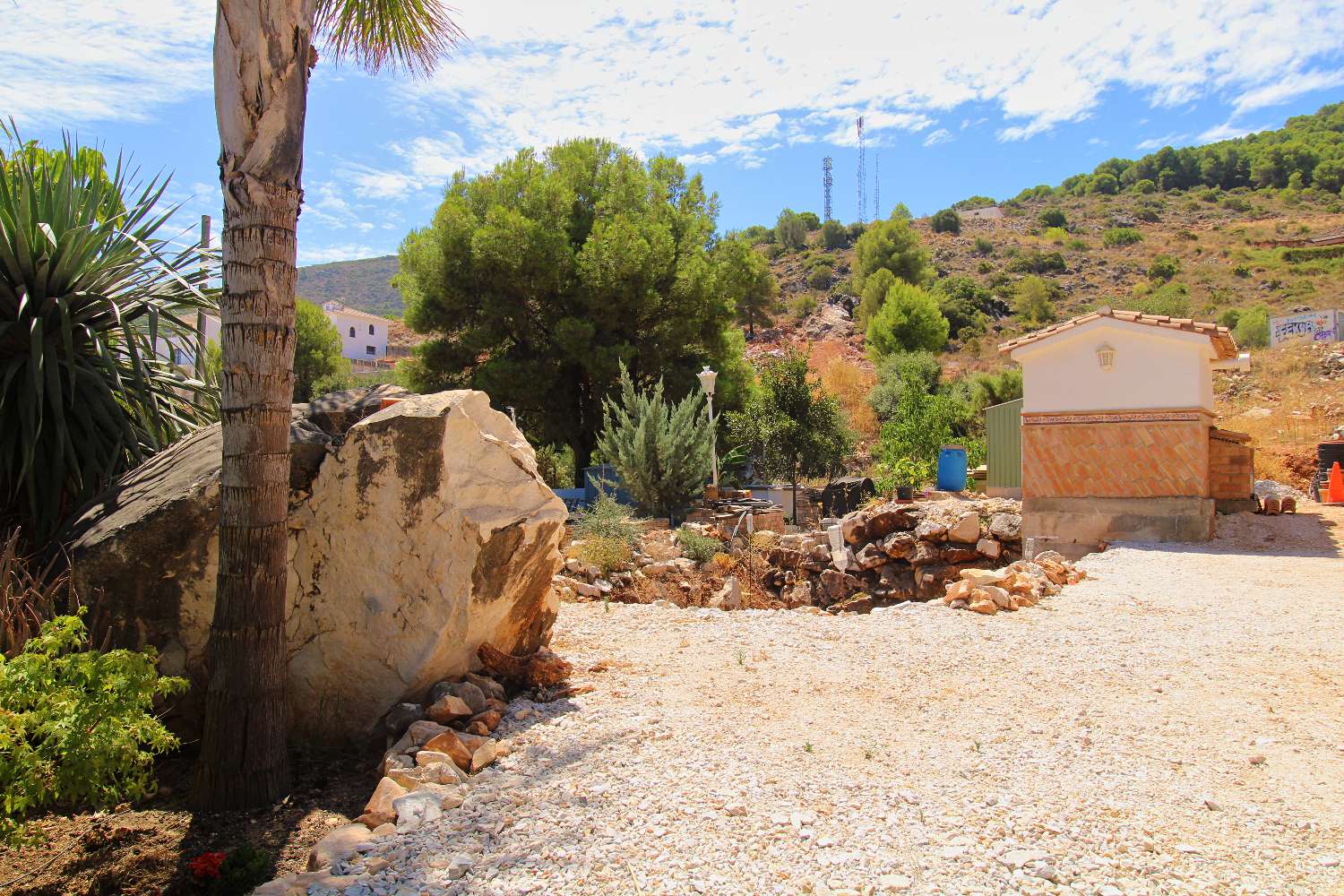 Villa Independiente con Gran Parcela y Encanto Natural en Pinos de Alhaurín