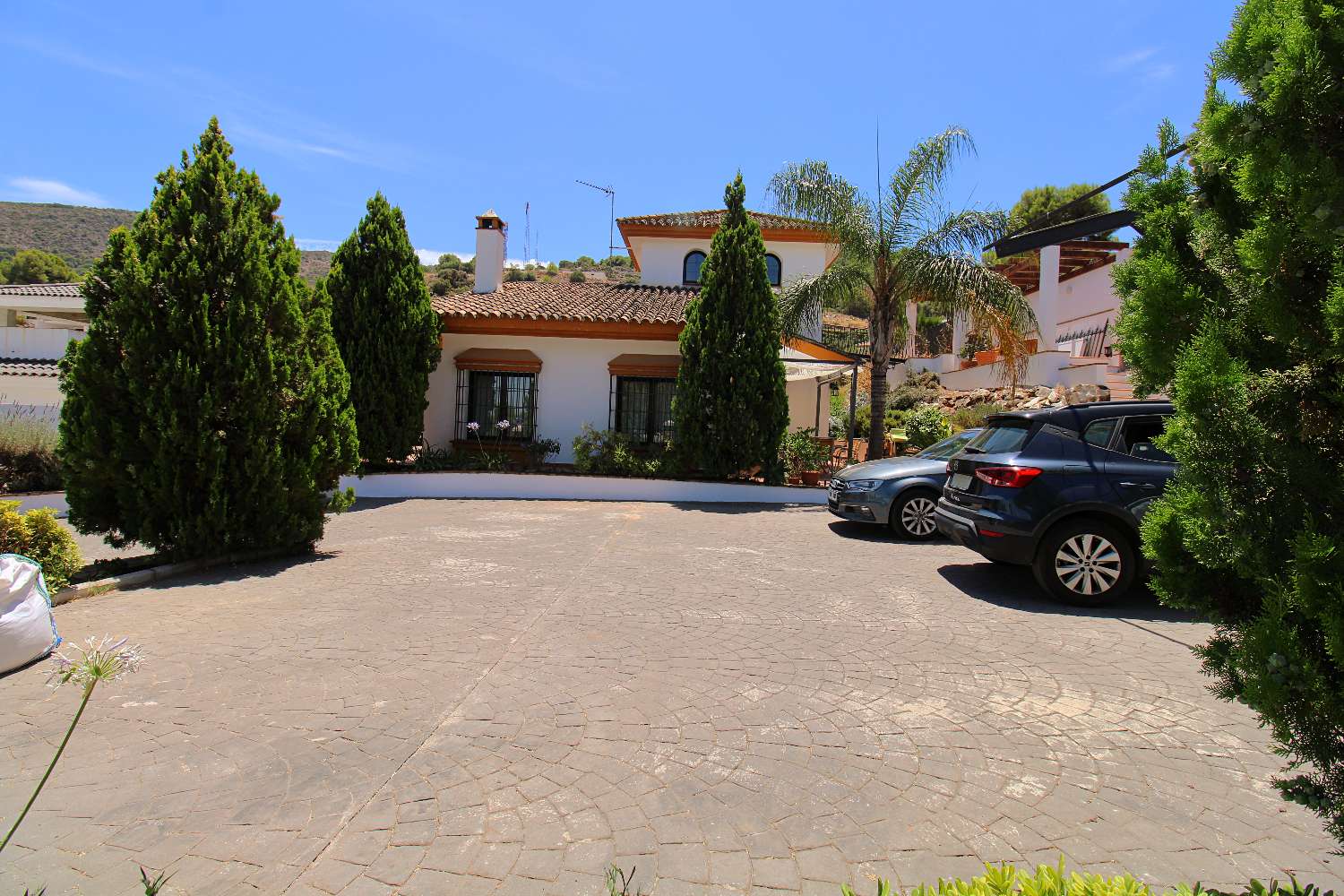 Villa Independiente con Gran Parcela y Encanto Natural en Pinos de Alhaurín