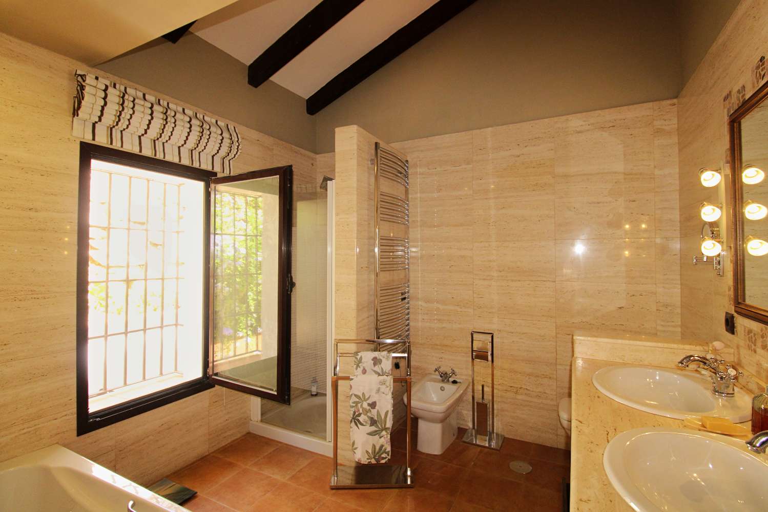 Villa Independiente con Gran Parcela y Encanto Natural en Pinos de Alhaurín