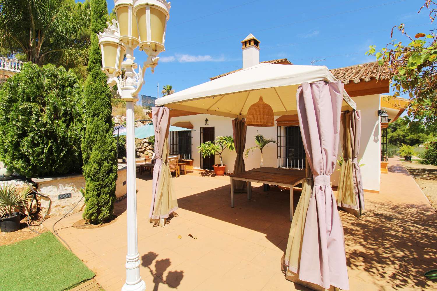 Villa Independiente con Gran Parcela y Encanto Natural en Pinos de Alhaurín